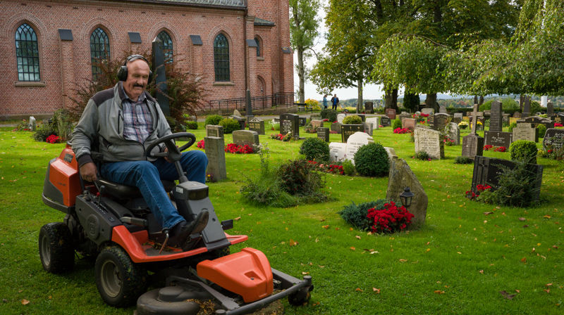 Synstolkning: Gresset klippes på Ås kirkegård