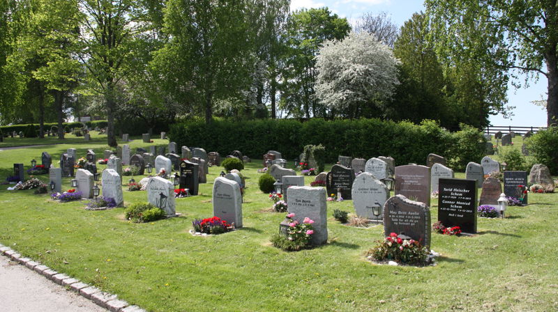 Bilde: gravplass med minnesmerker
