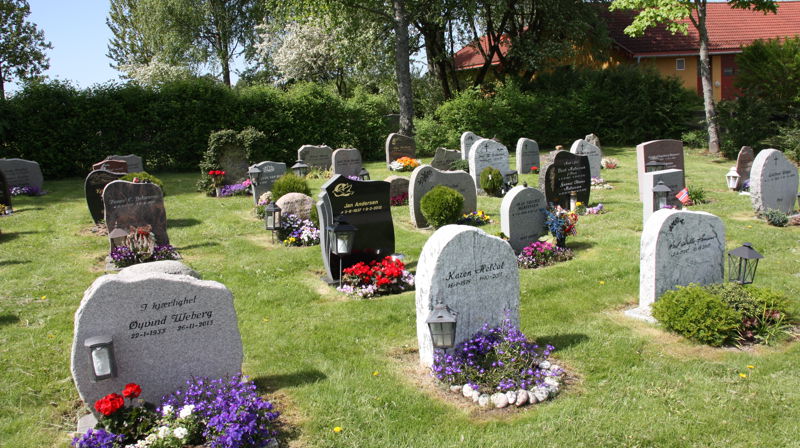 Bilde av gravplass med minnesmerker