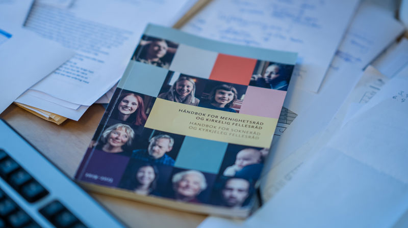 Illustrasjonsfoto av håndbok for menighetsråd og kirkelige fellesråd