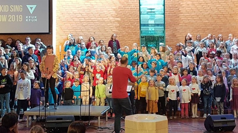 KidSing-show i Holmlia kirke, sammen med KidSing Nordby og andre kor.