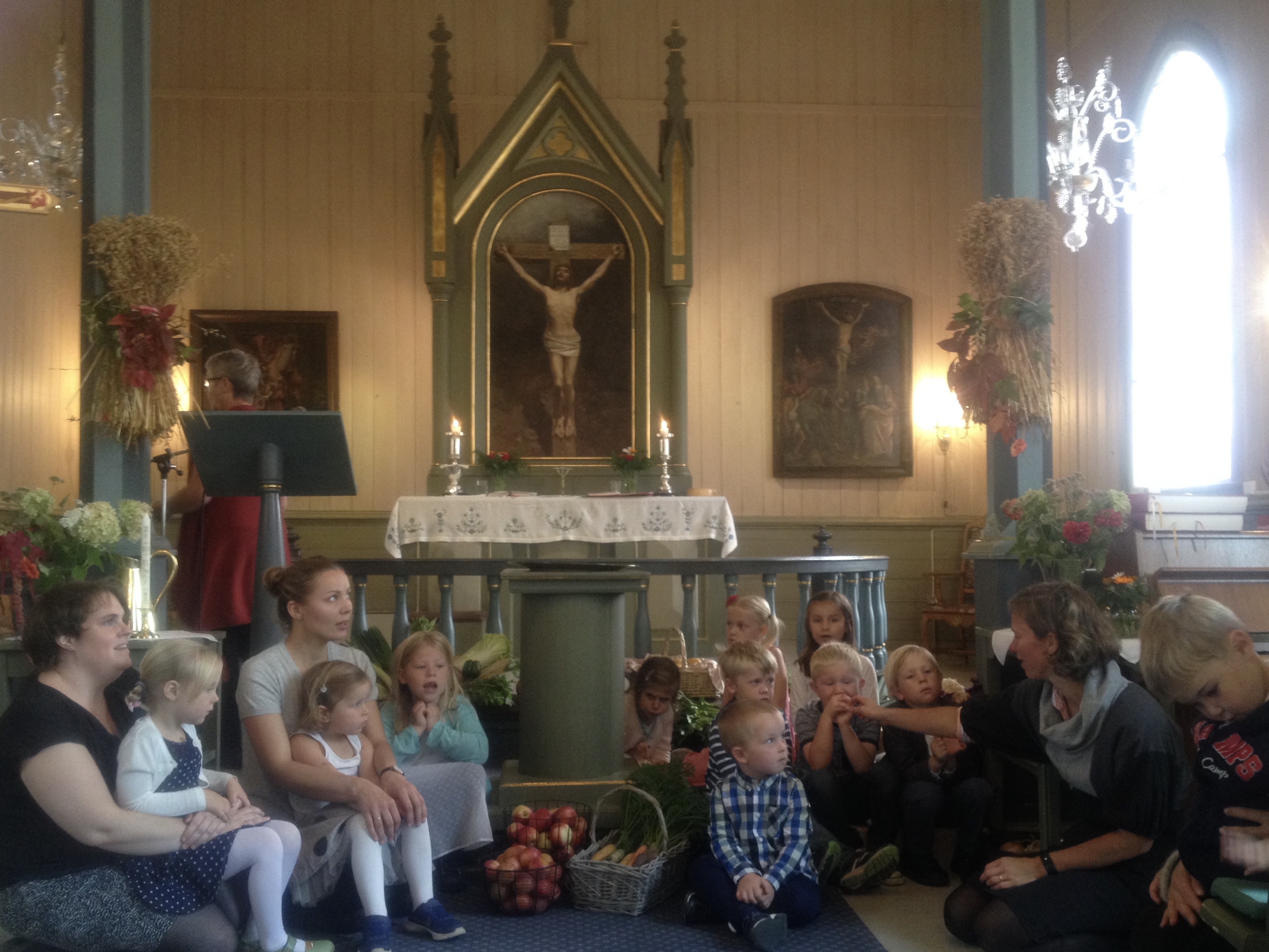 Synstolkning: bildet er av mange 4 åringer og deres foresatte i Nordby kirke.