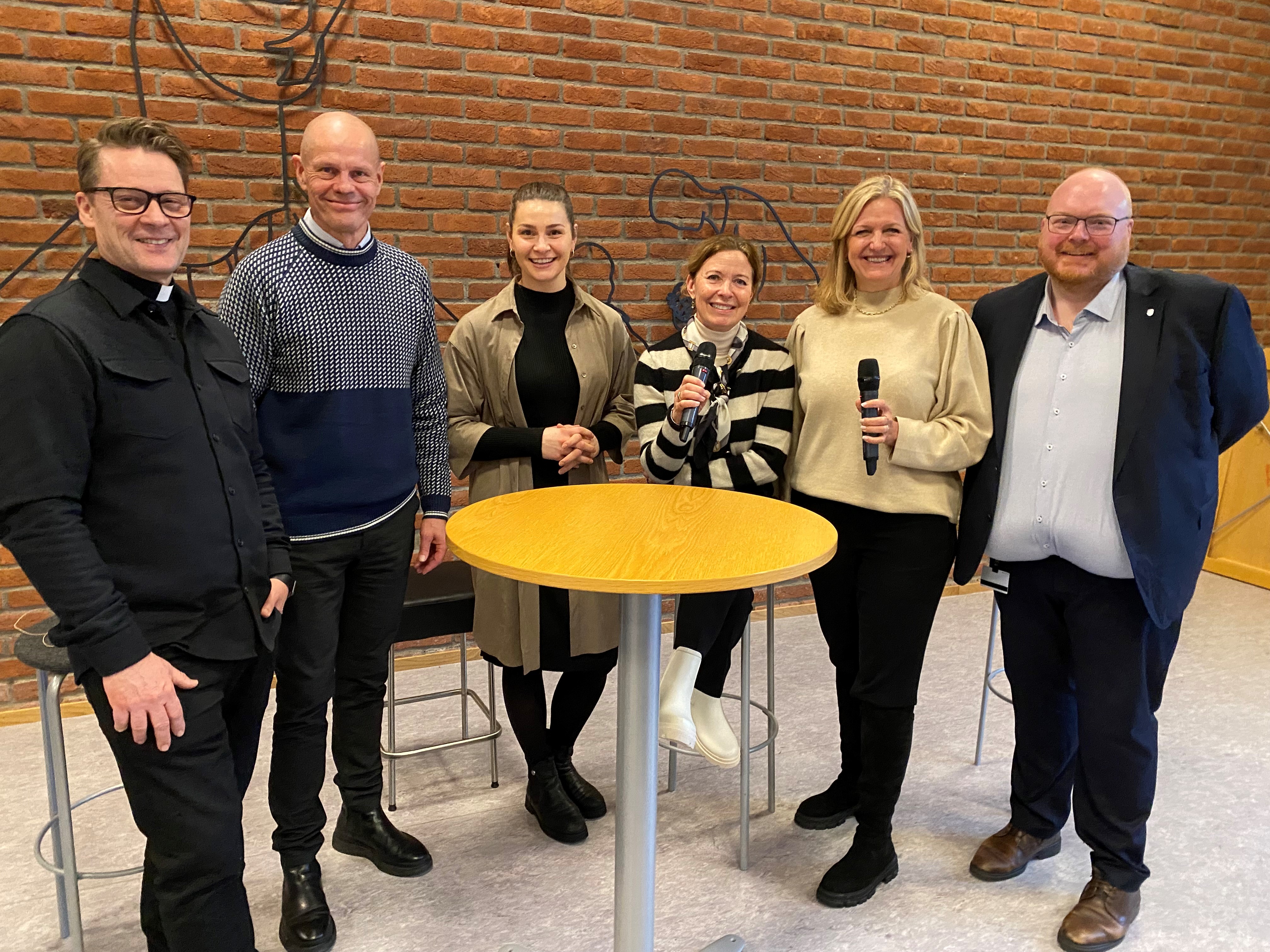 Godt samarbeid mellom kommune og kirke i Asker. Deltakere i panelsamtale om folkehelse i Asker, fra venstre: Prost Øyvind Stabrun, kirkesjef John Grimsby, folkehelsekoordinator Kristine Slåtten, leder av Hovedutvalg for Medborgerskap Kari Sofie Bjørnsen, leder at Hovedutvalg for velferd Cecilie Lindgren og direktør for Medborgerskap Christer Best Gulbrandsen. Foto: Asker kirkelige fellesråd