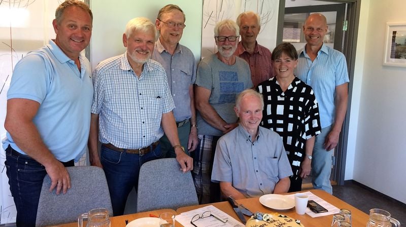 Fra venstre: Even Frogh/Driftssjef Asker kirkelige fellesråd, Ole-Herman Bjor fra Heggedal, Jan Arne Austnes fra Holmen, Dagfinn Holtet fra Vardåsen, Lars Gunnerød fra Asker, Ingunn Ramsfjell fra Asker kommune, John Grimsby kirkesjef og hovedperson Knut sittende.