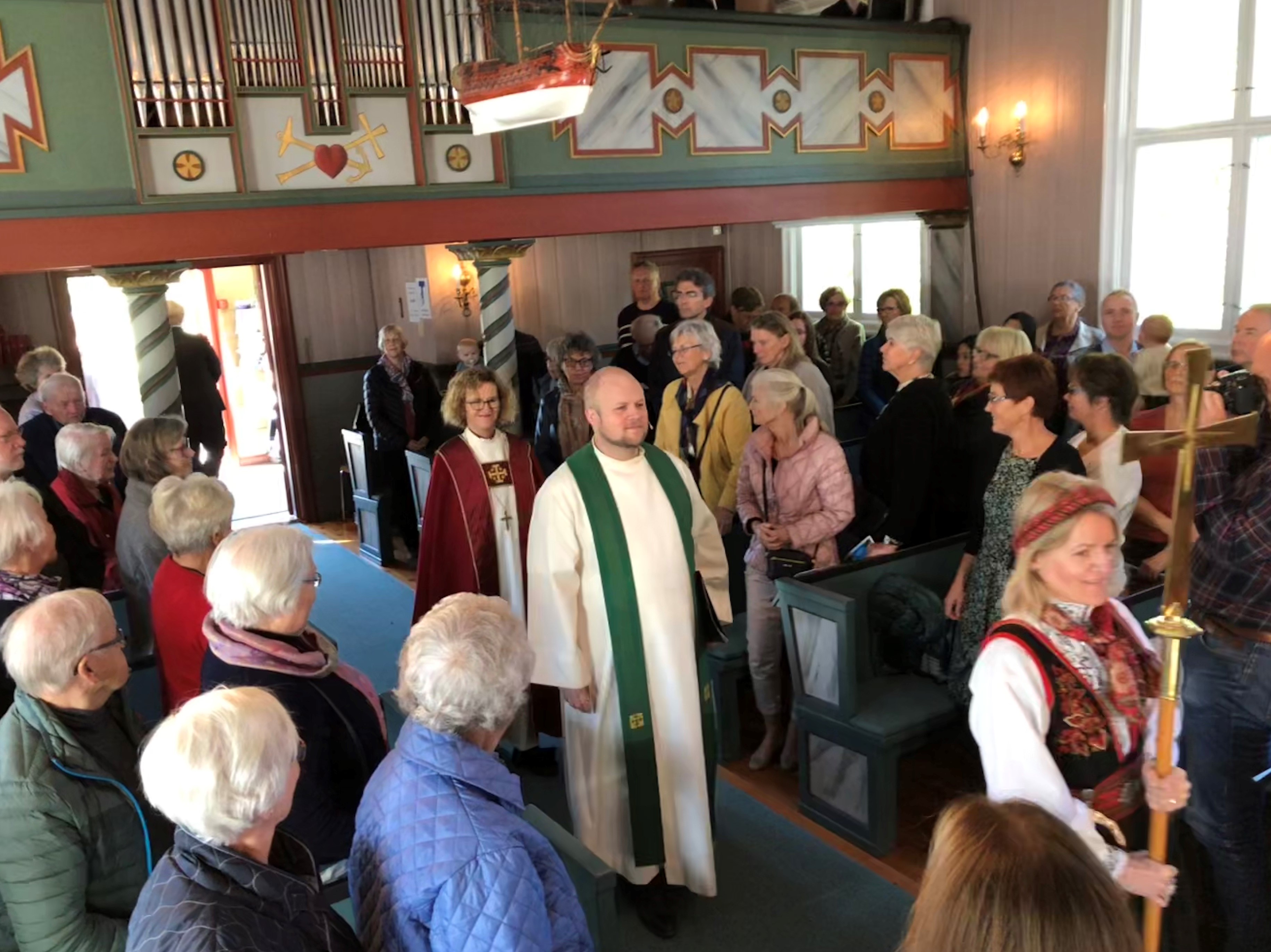 Biskop Kari Veiteberg, sokneprest Magnus Pettersen Kjellin og daglig leder Liv Ruud. Foto: John Grimsby
