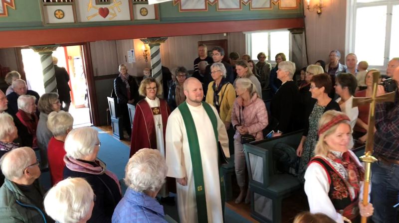 Biskop Kari Veiteberg, sokneprest Magnus Pettersen Kjellin og daglig leder Liv Ruud. Foto: John Grimsby