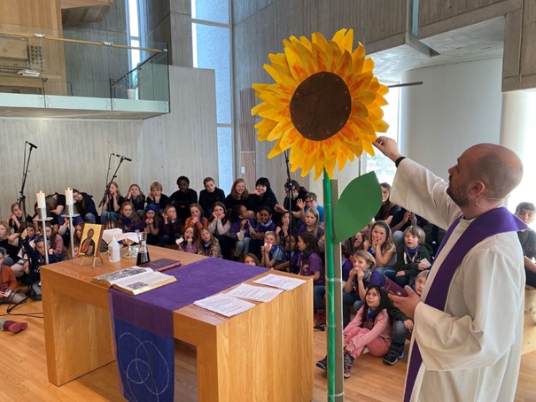 Sammen for frihet og fred i Ukraina. Fra gudstjeneste i Vardåsen kirke. Foto Asker kirkelige fellesråd