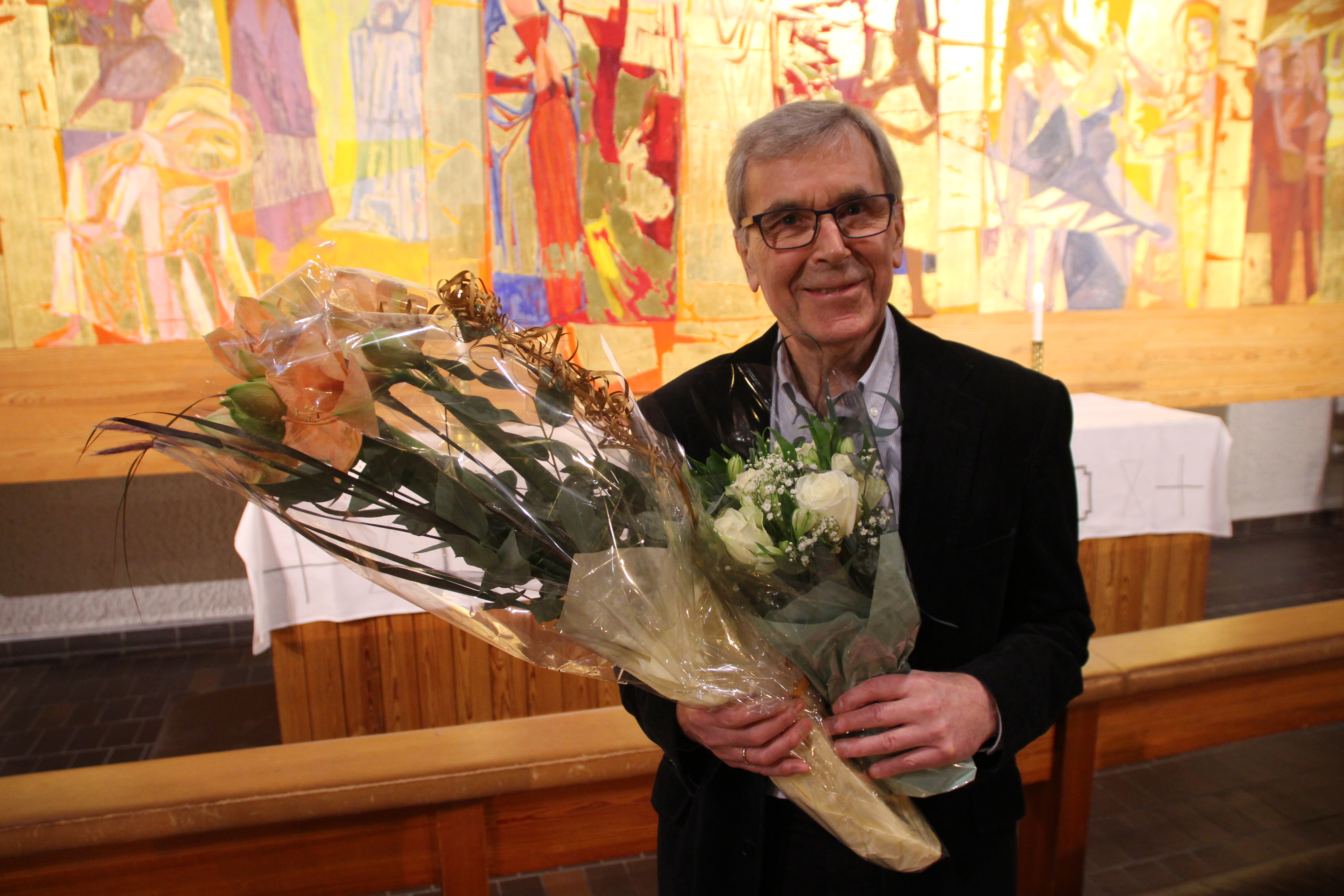 Einar Solbu takkes for frivillig arbeid i Asker Kirkeakademi. Foto: Inge Westly