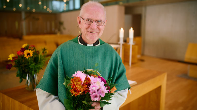 Dennis Larsen ved avslutning av vikariatet som prest i Vardåsen menighet. (Foto: Sven Erling Brusletto).