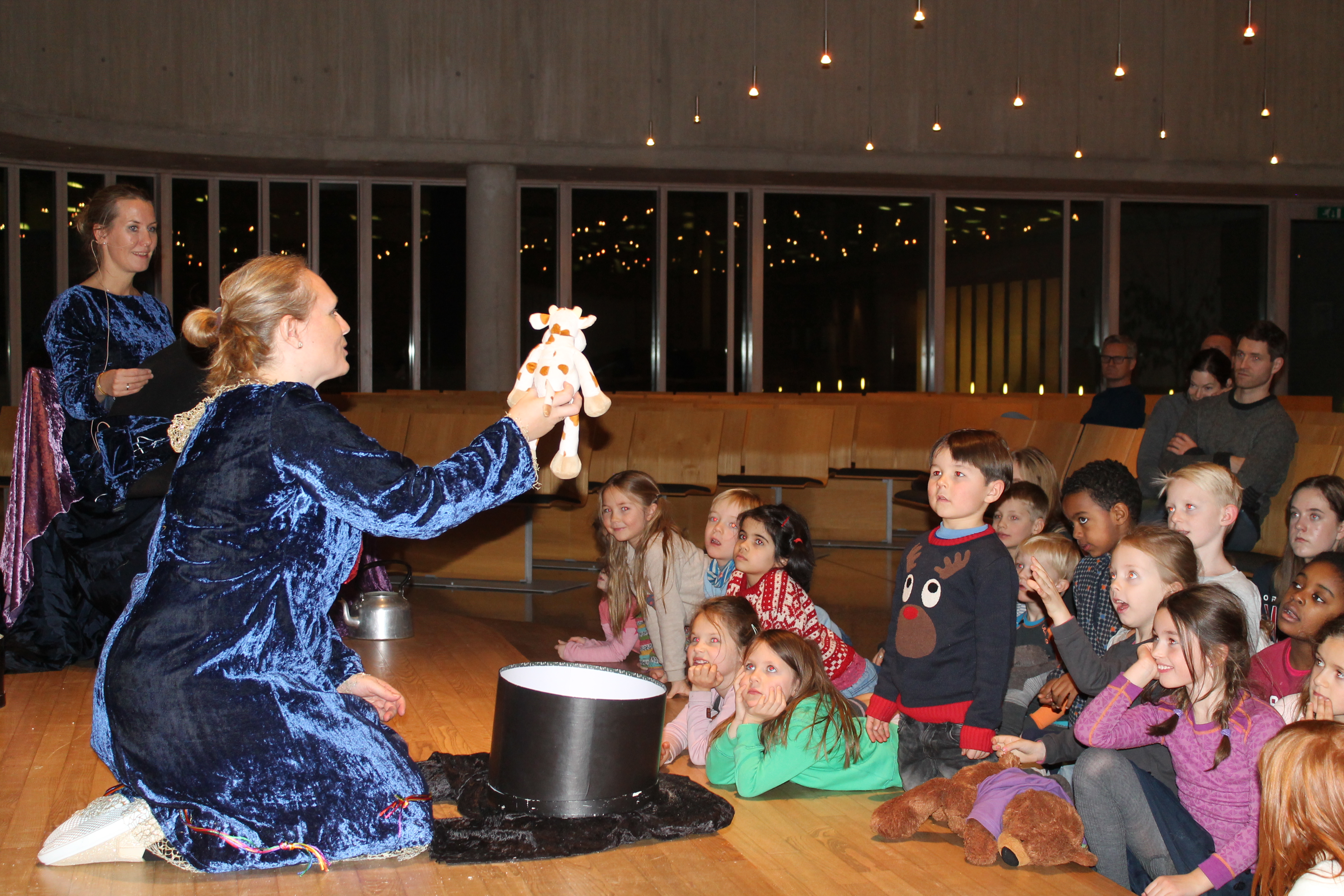 Teatergudstjeneste + utdeling 4-årsbok