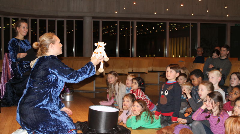 Teatergudstjeneste + utdeling 4-årsbok