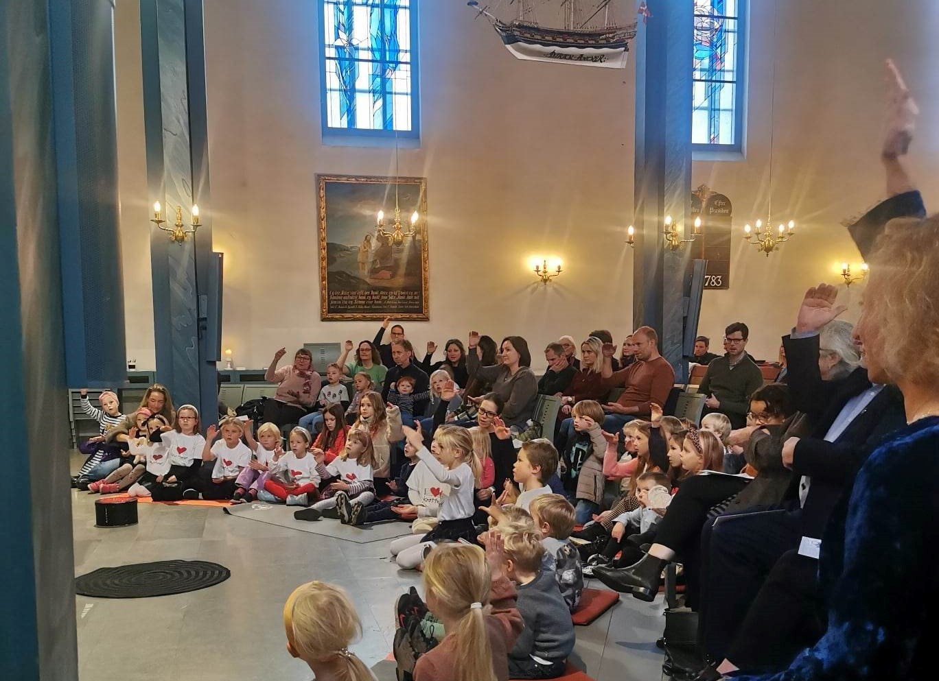 Teatergudstjeneste og utdeling av 4-årsbok