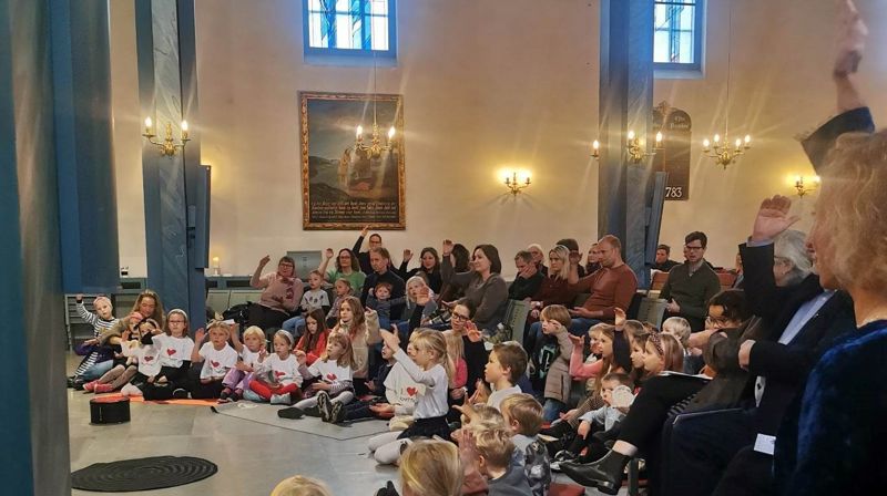 Teatergudstjeneste og utdeling av 4-årsbok
