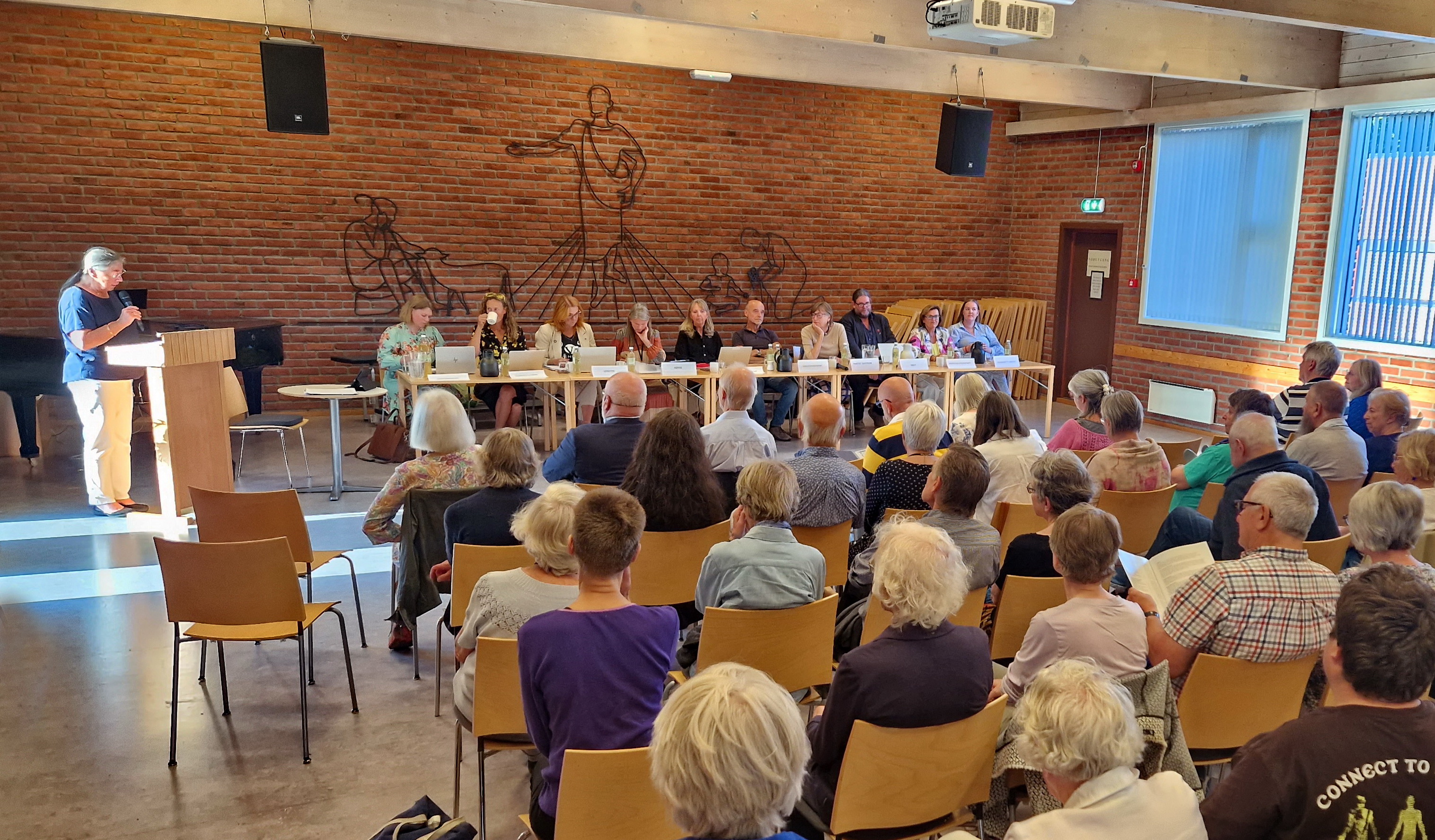 Paneldeltakere og publikum på Askertun