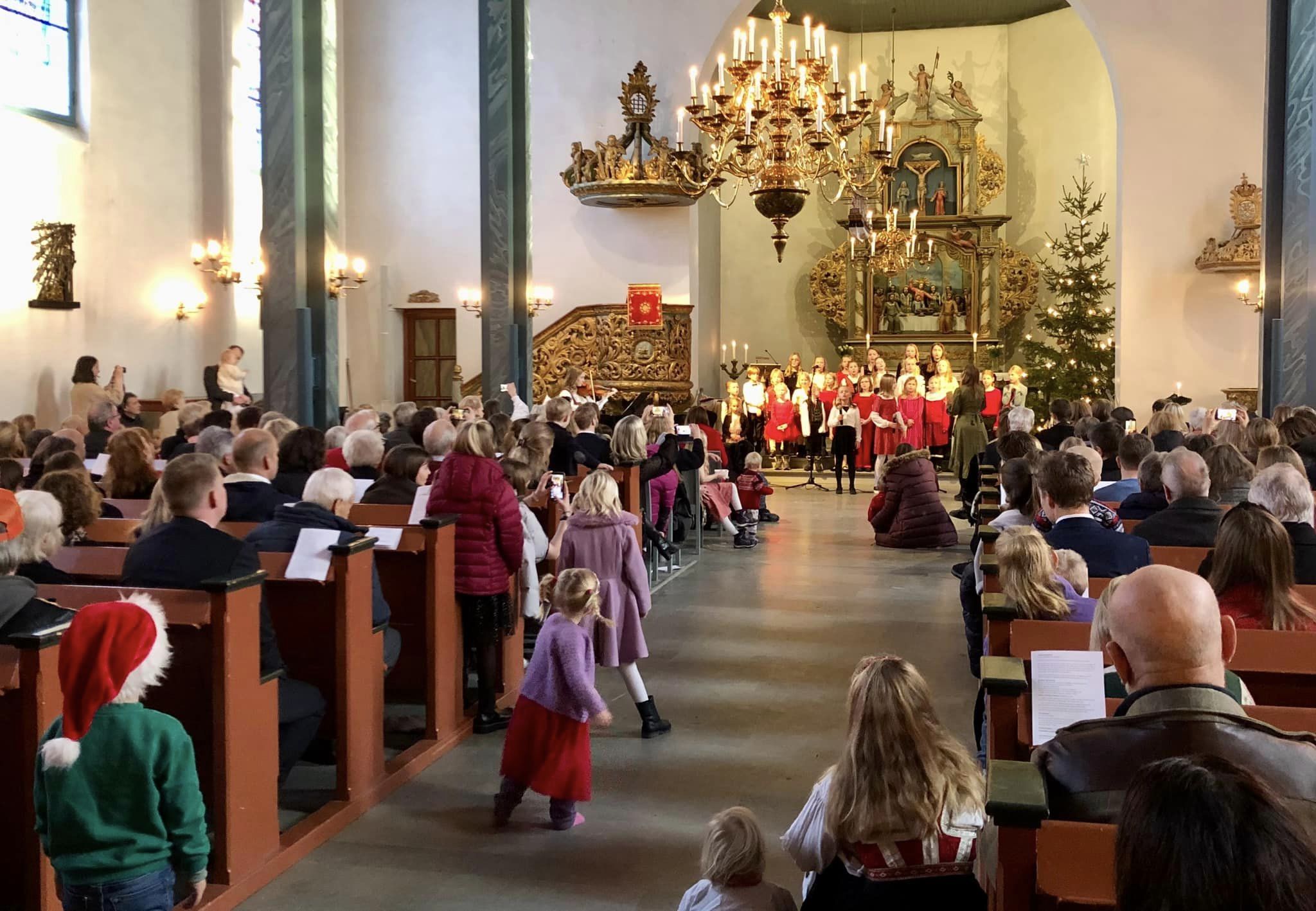 Til sammen 2297 mennesker kom til kirken julaften 2022. Foto: Dagrun Røyrvik