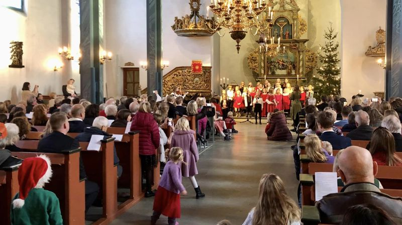 Til sammen 2297 mennesker kom til kirken julaften 2022. Foto: Dagrun Røyrvik