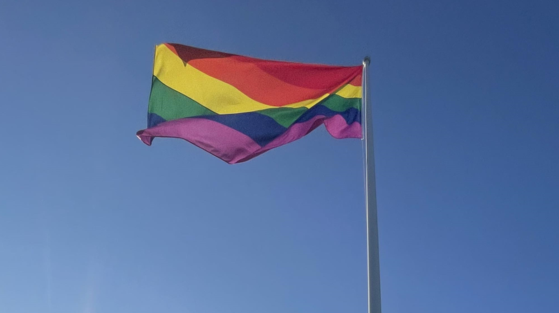 Nytt regnbueflagg ved Asker kirke
