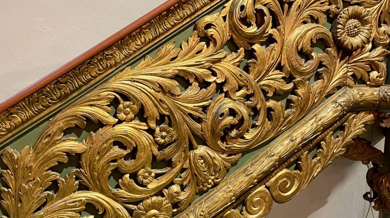 Akantusmønsteret i trappen opp til prekestolen.