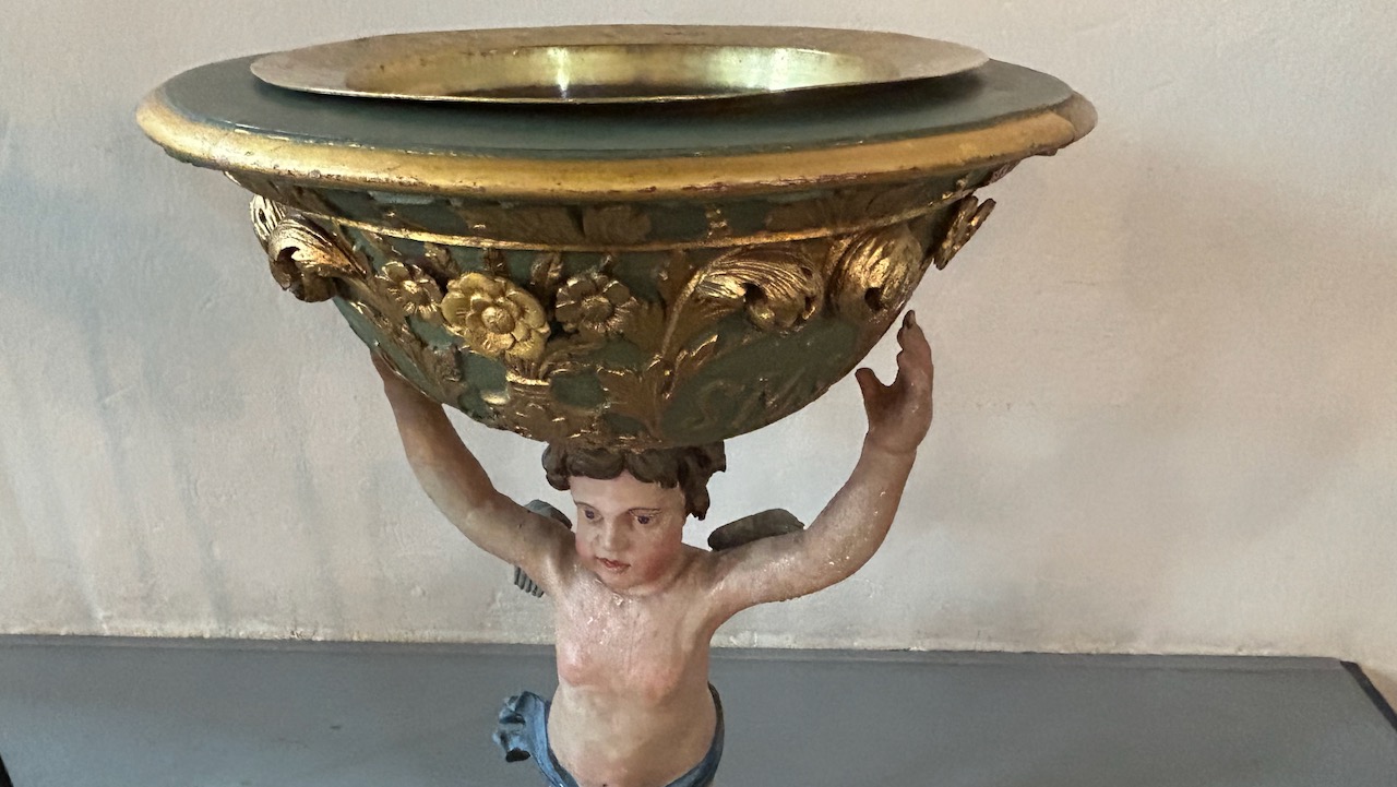 Døpefonten har et dåpsfat i messing fra 1715.