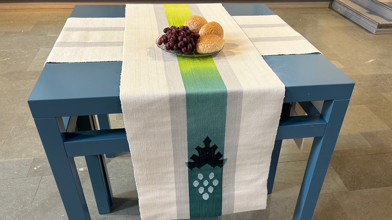 Nattverdbordet kan settes fram nede på kirkegulvet.