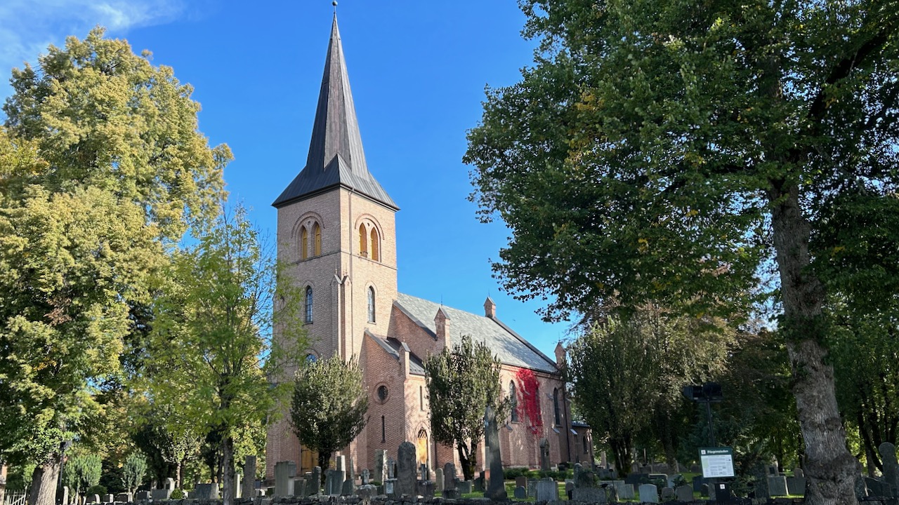 Nye Asker kirke ble oppført i teglstein.