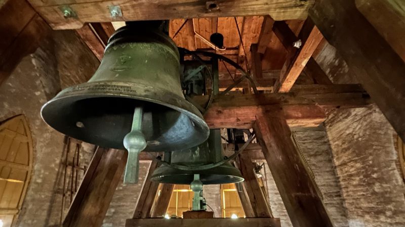 Klokkene ble laget samme år som gamlekirken brant.