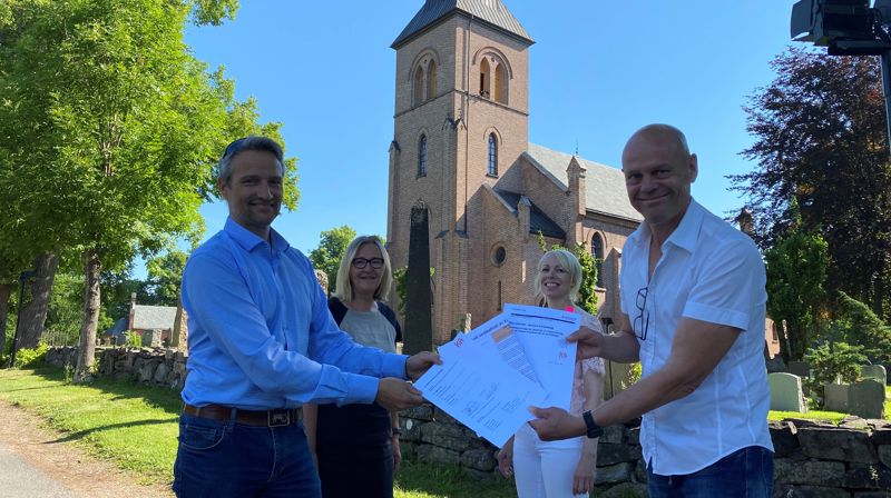Kontraktsmøte for prosjektet Kirkevakten i Asker. Foran Asker kirke fra venstre: Daglig leder Lyder Hole (Haandverkerne), direktør Randi Letmolie (KA), økonomisjef Else Teige (AKF) og kirkesjef John Grimsby