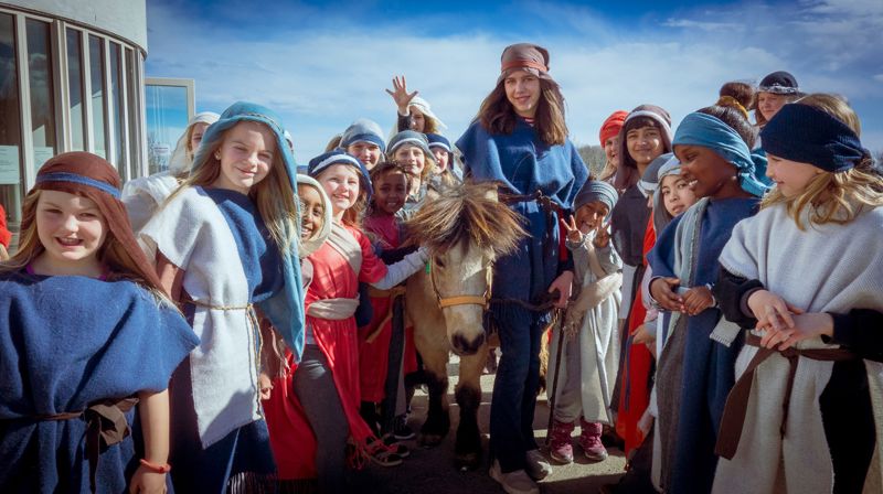 Vardåsen barnekor, sammen med ponnien Leia. Foto: Sven-Erling Brusletto