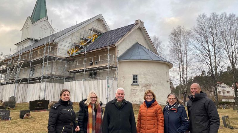 Befaring av forebyggende vedlikehold og rehabilitering av kirkebygg i Asker. Utenfor Hurum middelalderkirke, fra venstre: stortingsrepresentant Ragnhild Male Hartviksen, fagdirektør i Kirkens arbeidsgiverorganisasjon Randi Letmolie, gruppeleder i Asker Arbeiderparti Ivar Granum, leder av Nordre Hurum menighetsråd og representant for Hurum kirkes venner Bjørg Woie Berg, konstituert prost Ellen Martha Blaasvær og kirkesjef John Grimsby. Foto: Reidar Haugo/Asker kirkelige fellesråd