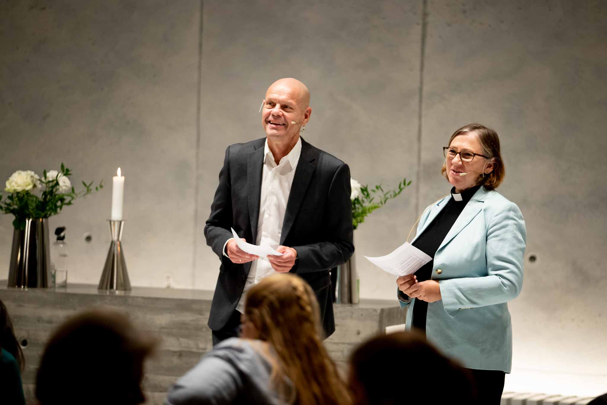 Kirkesjef John Grimsby (f.v.) og konstituert prost Ellen Martha Blaasvær melder med stor glede at smittevernveilederen ble avviklet lørdag 25. september. (Foto: Bo Mathisen)
