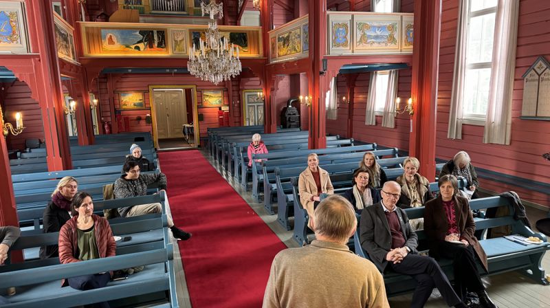 Frank Tangen forteller statsråd Toppe og følget om Holmsbu kirkes historie, utsmykning og tilknytning til kunstnerkolonien i Holmsbu. Foto: Asker kirkelige fellesråd