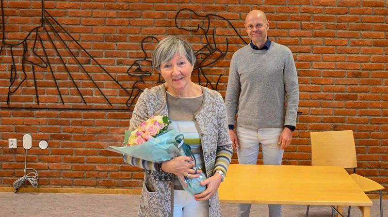 I ledermøtet 25. mai ble Tove Sveva takket for innsatsen av kirkesjef John Grimsby. Foto: Jørgen Svartvasmo