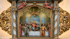 Altertavlen i Asker kirke fremstiller nattverden. Tavlen ble laget av treskjærer Lars Sivertsen i 1724. Den ble reddet ut av Gamle Asker kirke under brannen i 1878 og rekonstruert på Norsk folkemuseum. Foto: Jørgen Svartvasmo