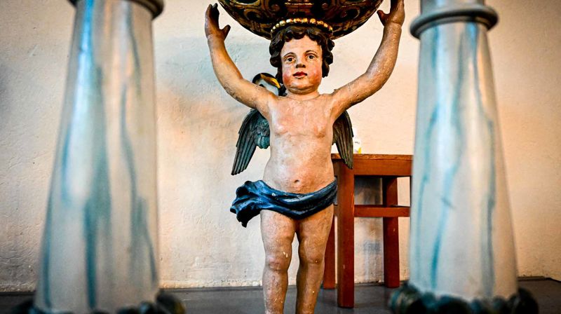 Bildet viser engelen som bærer skålen på døpefonten i Asker kirke. Døpefonten er fra 1705 og er laget av tre. Kunstner er Lars Sivertsen, som også har laget prekestolen og altertavlen. Foto: Jørgen Svartvasmo / Asker kirkelige fellesråd