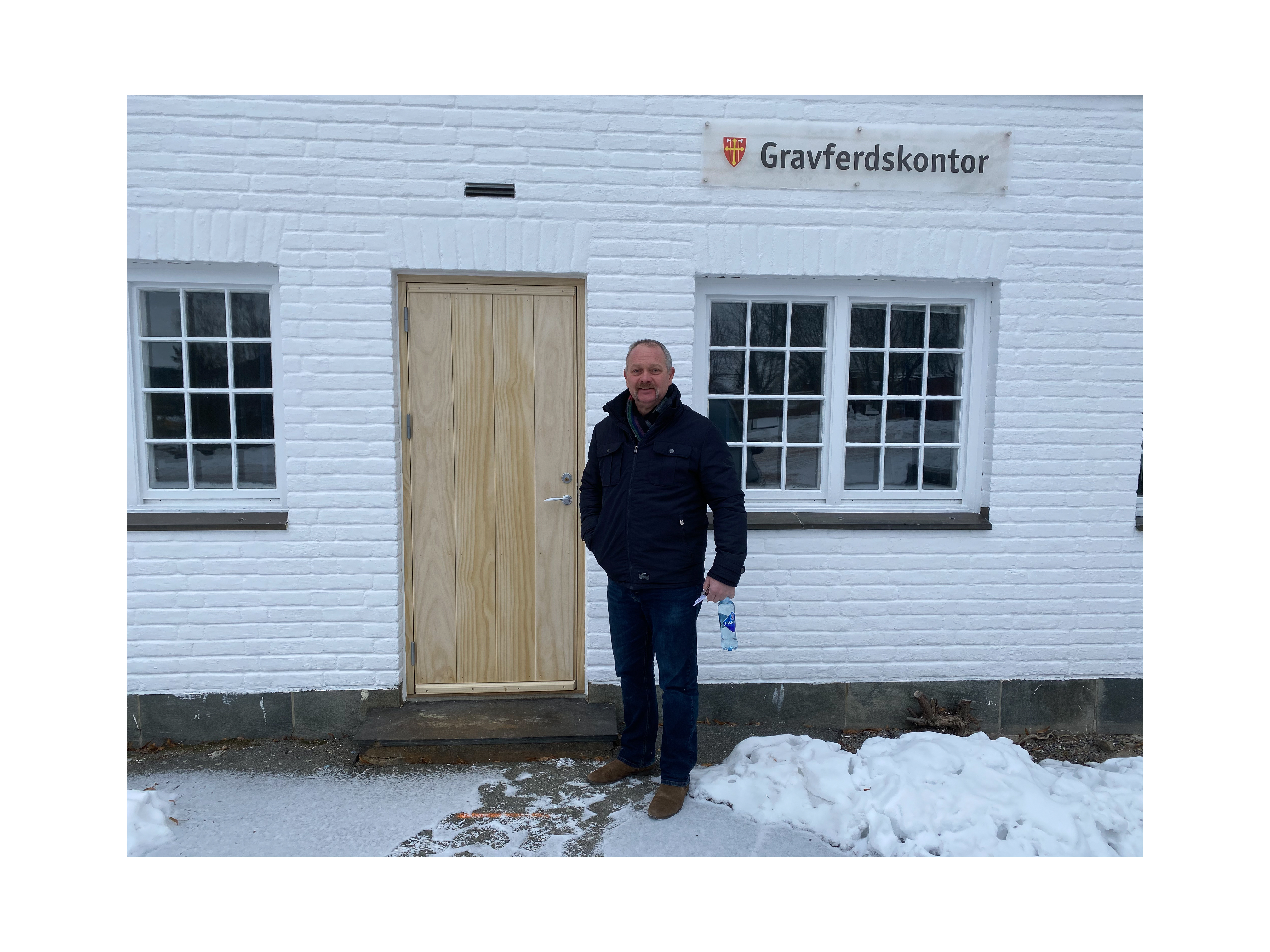 Sjef for Gravplassmyndigheten i Asker, Even Frogh, er på jobb - men kontoret er foreløpig stengt for besøkende. Foto: Jørgen Svartvasmo / Asker kirkelige fellesråd