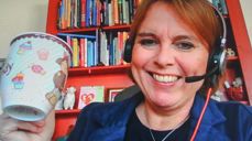 Administrasjonskonsulent Britta Hässlich er en av ni medarbeidere i Fellestjenester som starter arbeidsdagen med digital kaffekopp.