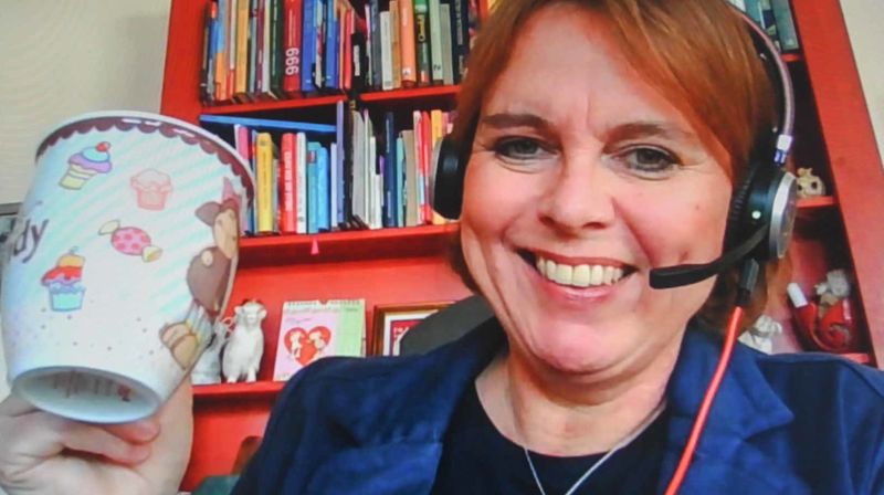 Administrasjonskonsulent Britta Hässlich er en av ni medarbeidere i Fellestjenester som starter arbeidsdagen med digital kaffekopp.