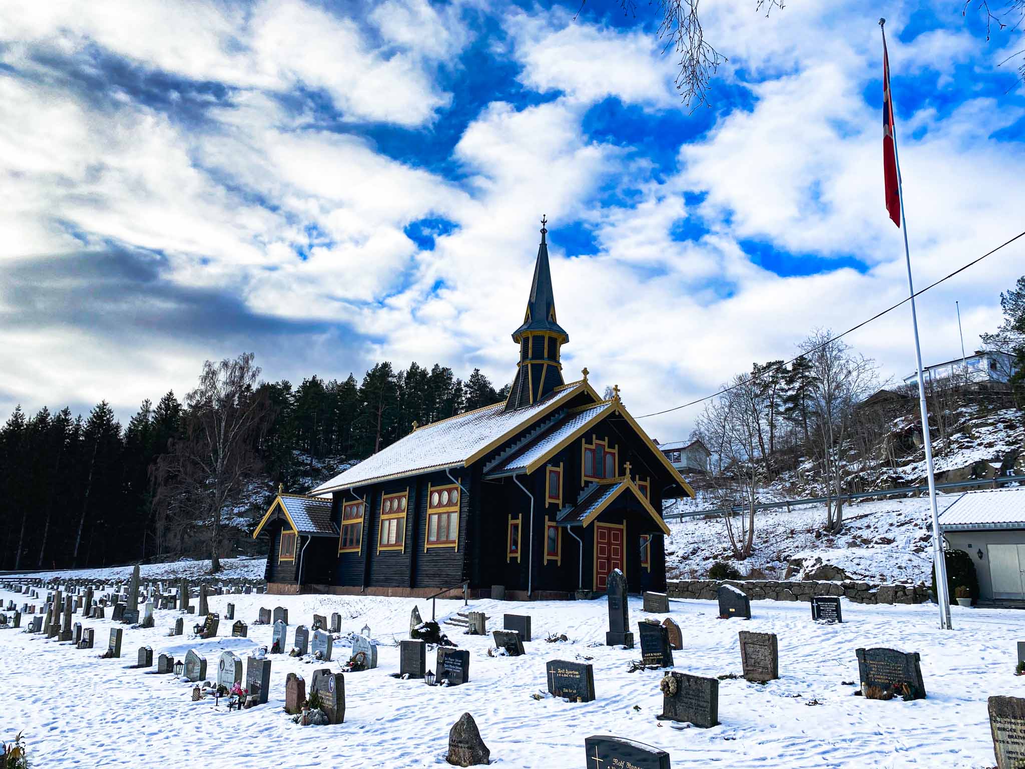 Alle kirkene i Asker må feire påske innenfor rammene av tiltaksnivå A. Her er de representert ved Filtvet kirke i Søndre Hurum menighet. Foto: Jørgen Svartvasmo / Asker kirkelige fellesråd
