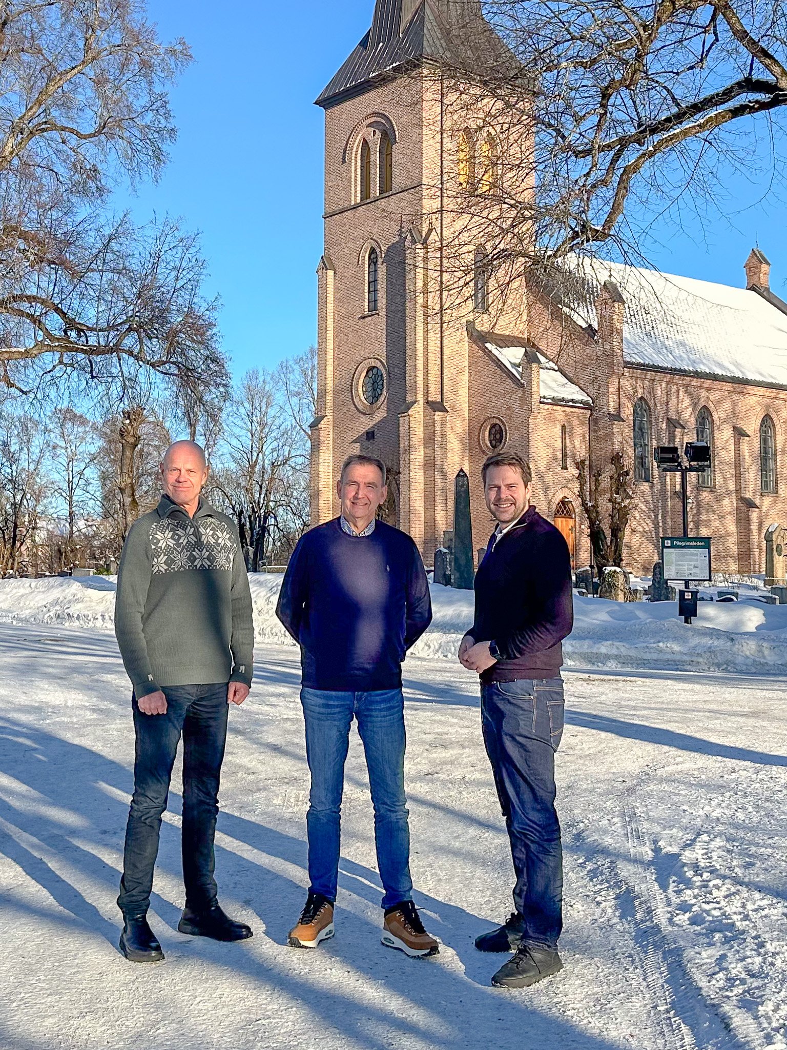 Fra venstre: John Grimsby (kirkesjef), Åge Rasmussen (fellesrådsleder), Jørgen Svartvasmo (assisterende kirkesjef, konstituert kirkesjef fra 1. september)