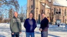 Fra venstre: John Grimsby (kirkesjef), Åge Rasmussen (fellesrådsleder), Jørgen Svartvasmo (assisterende kirkesjef, konstituert kirkesjef fra 1. september)