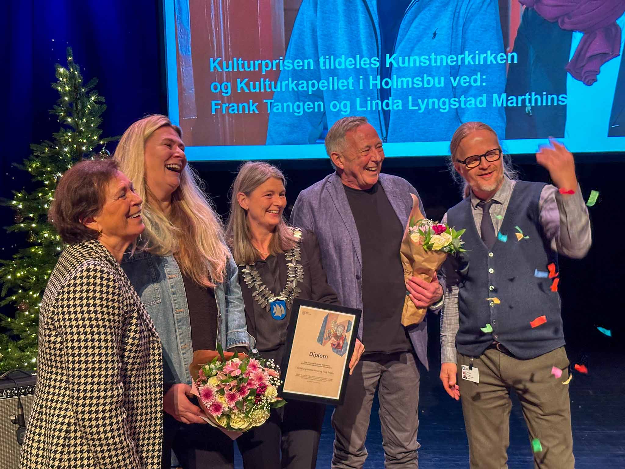 Asker kommunes kulturpris for 2024 ble tildelt kunstnerkirken og kulturkapellet i Holmsbu, ved Linda Lungstad Marthinsen og Frank Tangen. Fra venstre: Bente Stein Mathisen, Linda Lyngstad Marthinsen, ordfører Lene Conradi, Frank Tangen og Jan Erik Lindøe. Foto: Asker kirkelige fellesråd