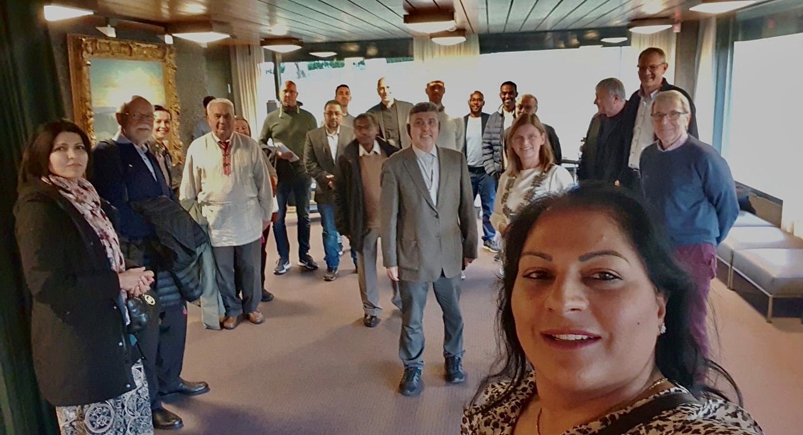 Mangfold på rådhuset: Sugharan Khan fra den pakistanske moskeen i Asker tok en selfie sammen med de andre deltakerne i Asker tros- og livssynsforum, som møttes første gang onsdag 14. oktober.