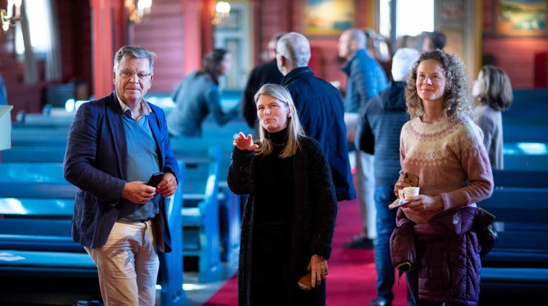 Ordfører Lene Conradi og resten av formannskapet på befaring i Holmsbu kirke tirsdag 28. september. Gruppen var også på befaring i Hurum og Røyken middelalderkirker. Foto: Bo Mathisen