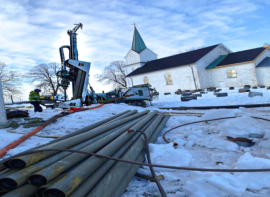 De nye energibrønnene ved middelalderkirken i Hurum bidrar til en bærekraftig oppvarming på kirkestedet. Foto: John Grimsby / Asker kirkelige fellesråd