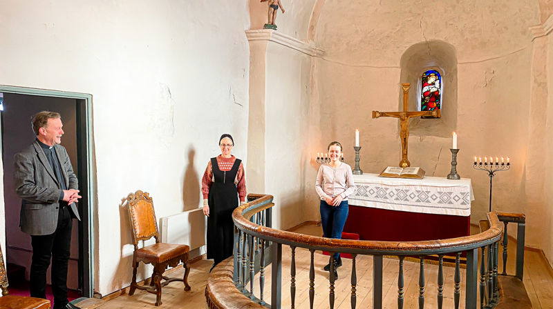 Snart kan de ta imot enda flere! Sokneprest Ragnar Elverhøi (f.v.), kirketjener Evelyn Iversen og kantor Tatiana Kapustina fra åpen kirke i Hurum middelalderkirke. Foto: Jørgen Svartvasmo