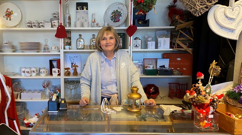 Frivillig: Tone Backe er frivillig i Julebutikken. (Foto: Jørgen Svartvasmo)