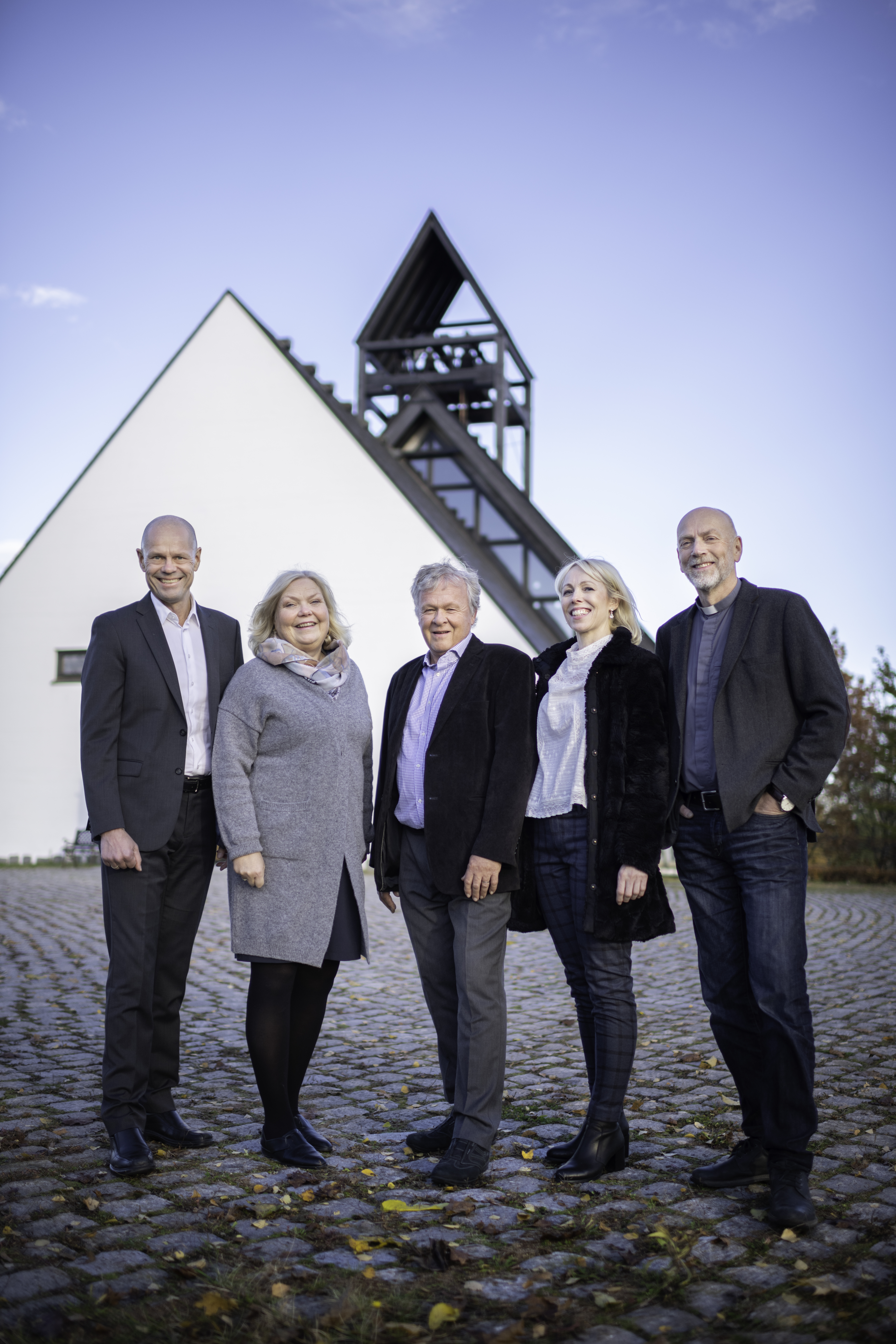 Fra venstre: kirkesjef John Grimsby, personalsjef Maud Kari Berntsen, leder av Asker kirkelige fellesråd Nils Inge Haus, økonomisjef Else Teige og prost Tør Øystein Vaaland. (Foto: Vibeke Glosli)
