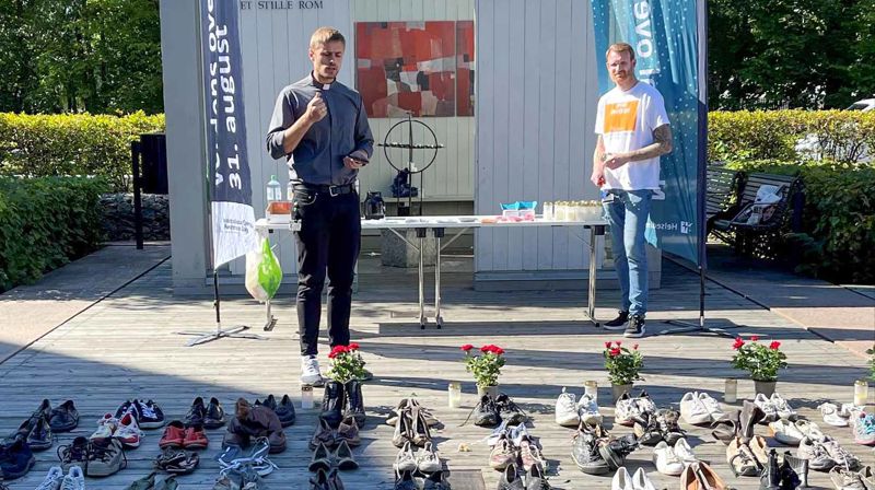 Gateprest Kjetil Borgenvik og Kirkens Feltarbeid i Asker markerte Verdens overdosedag. Foto: Kirkens feltarbeid