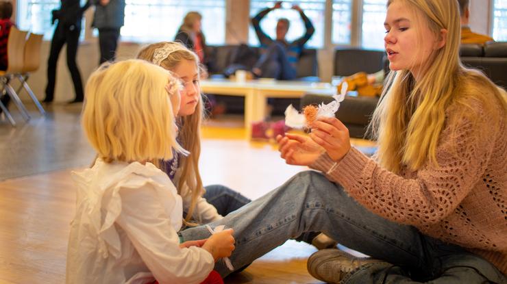 Søndagsskoleleder med to barn. Foto: Sven-Erling Brusletto