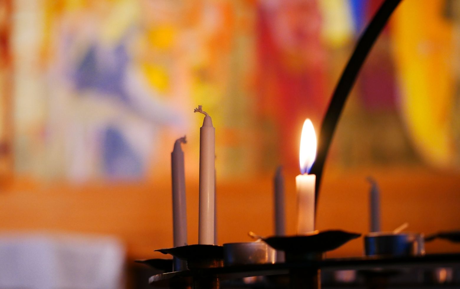 Detalj fra lysgloben med altertavle i bakgrunnen.